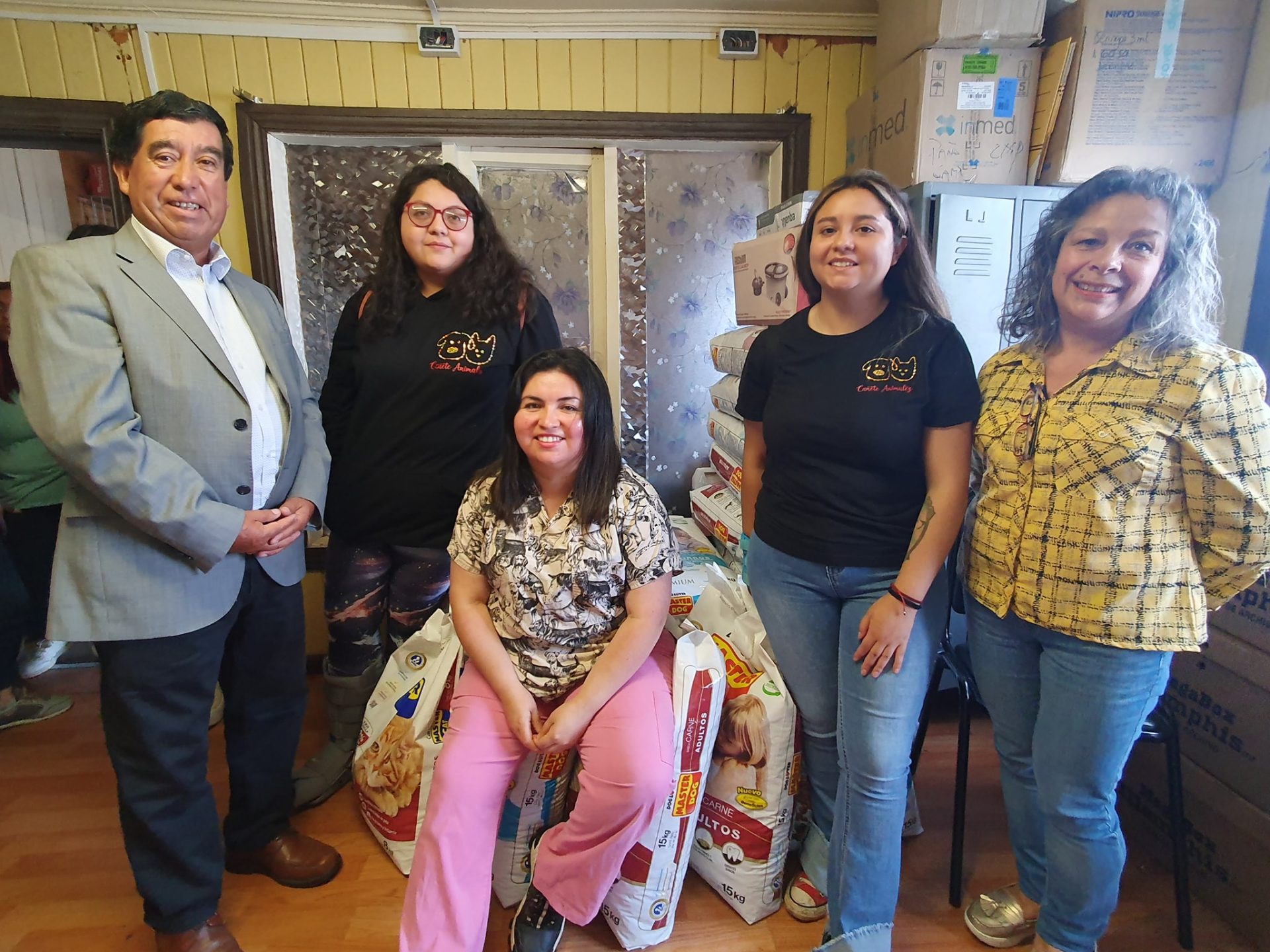 Entrega alimentos a agrupaciones cañetinas