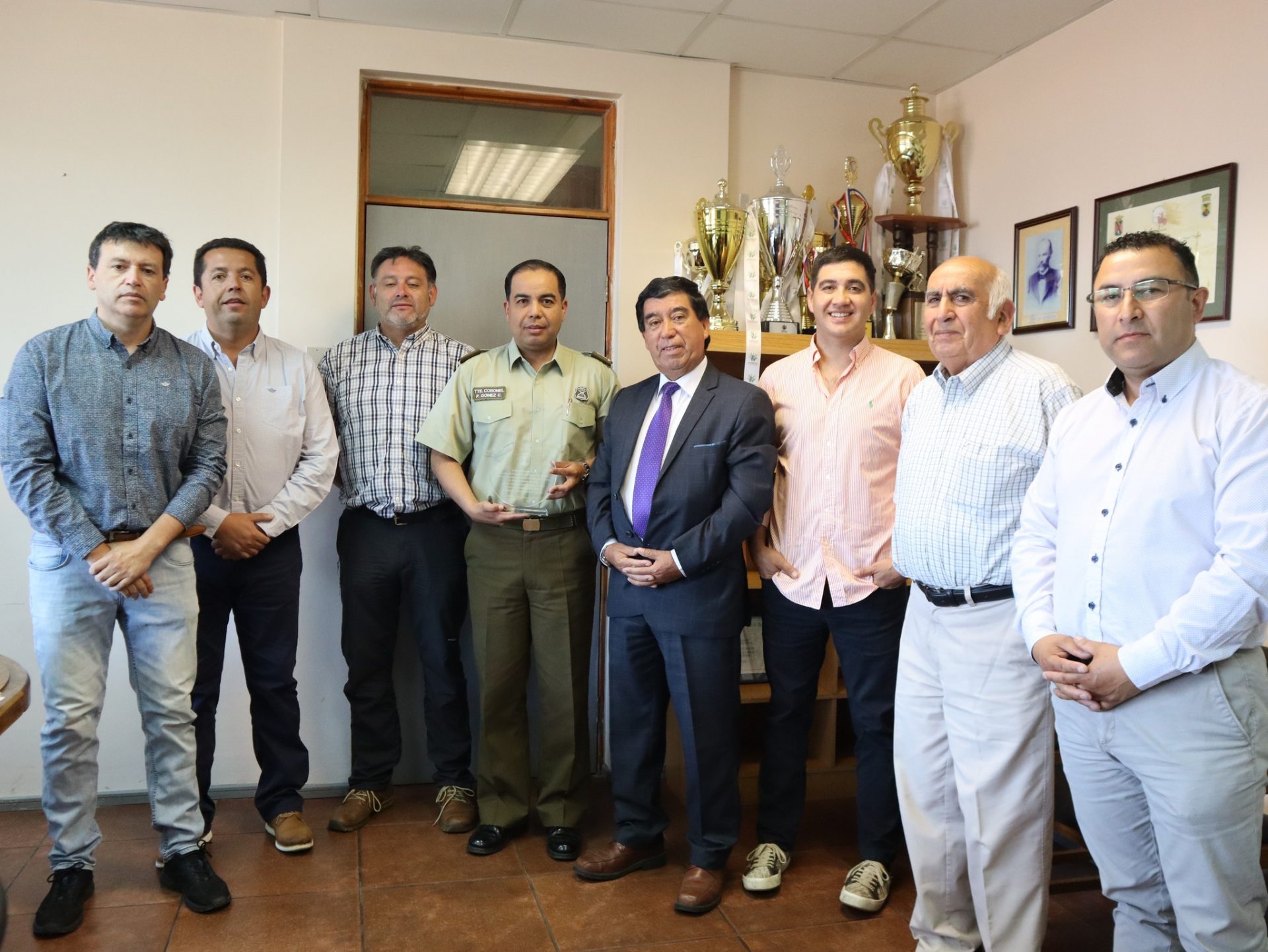 Concejo Municipal entrega reconocimiento a Comisario de Cañete