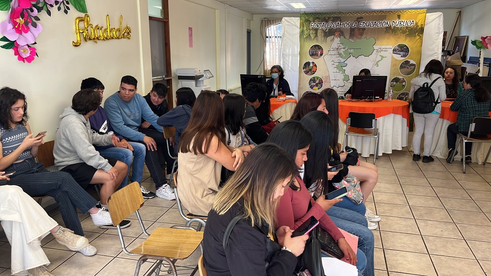 Decenas de estudiantes y sus familias se acercaron al Municipio para participar de la masiva jornada de postulación a Becas Junaeb 2023, cuyo proceso finalizará durante enero. En la instancia, funcionarios de la Oficina de Becas Municipal y de la Junaeb prestaron ayuda a los alumnos y alumnas en la postulación a la Beca Indígena, Residencia Indígena y Beca Presidente de la República para la etapa escolar 2023. Cabe destacar que el próximo martes 17 de enero se realizará la última jornada de postulación masiva, antes del cierre del proceso que se efectuará el 20 de enero próximo, la cual se desarrollará de 09:30 a 14:00 horas en el casino municipal.
